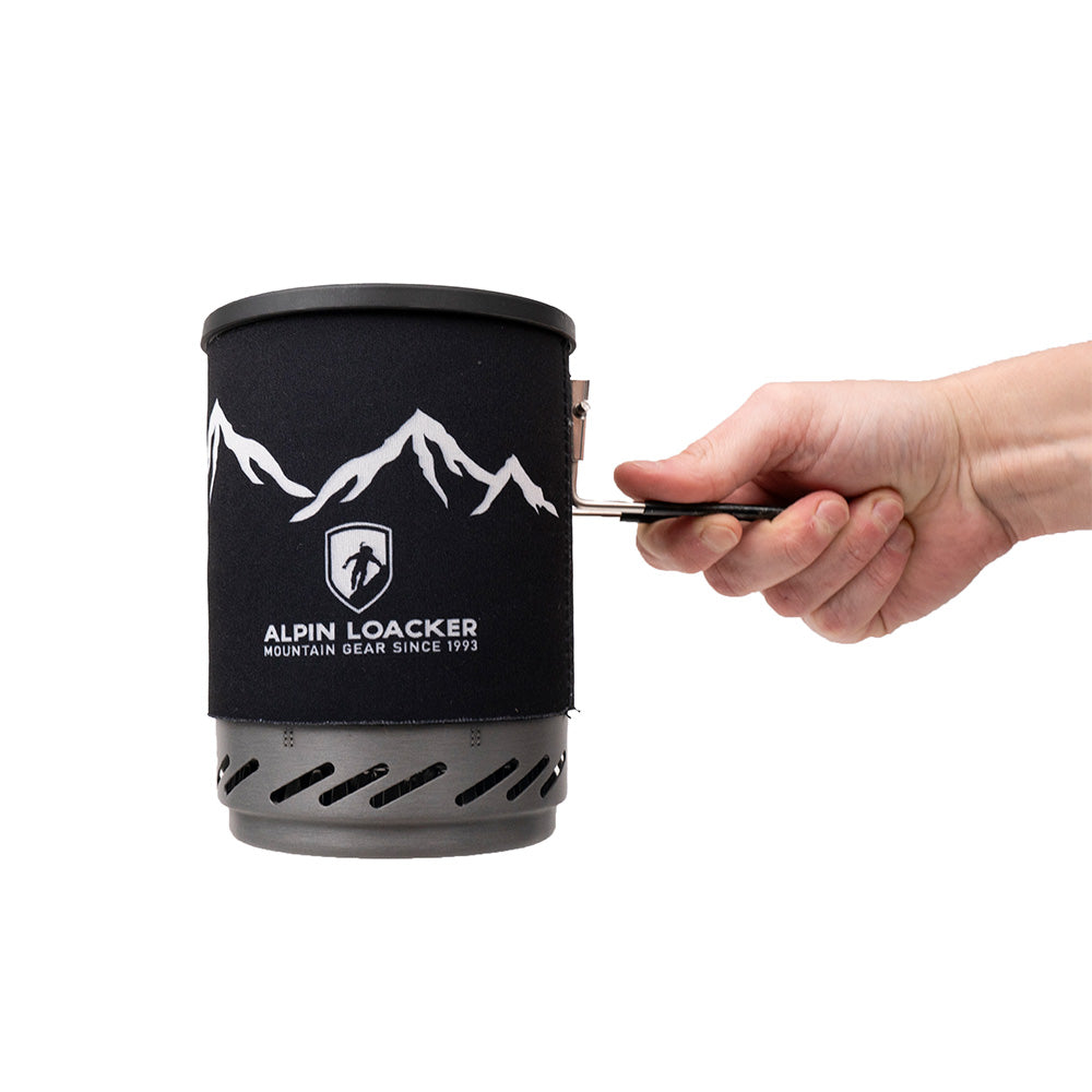Camping Gaskocher Set mit schwarzem Topf in Neoprenhülle, Berglogo, Klappgriff, ideal für Outdoor-Kochen. Perfekt für Trekking und Camping-Abenteuer.