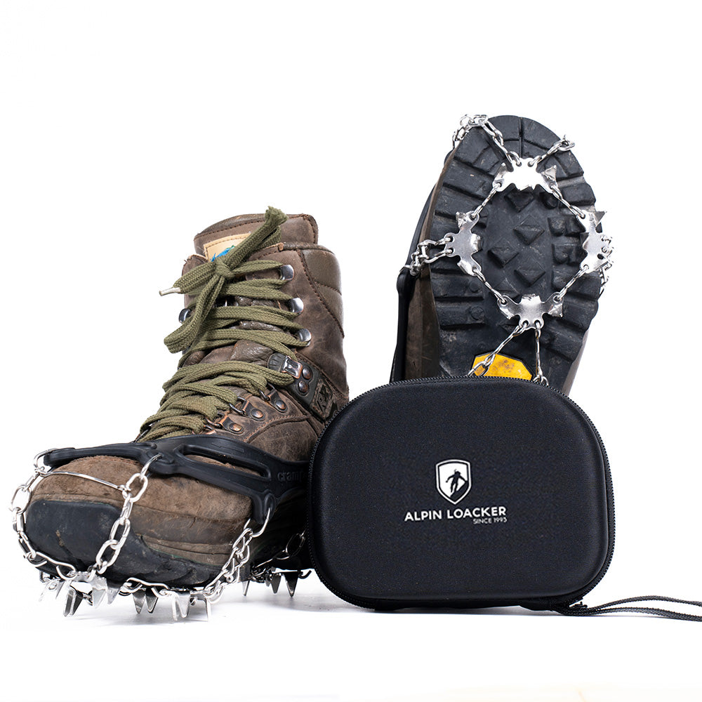 Ruggedes Paar Chain Pro 18 Grödel mit abnehmbaren Spikes und Alpin Loacker Tasche, ideal für sicheren Halt auf Schnee und Eis.