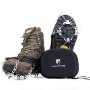 Ruggedes Paar Chain Pro 18 Grödel mit abnehmbaren Spikes und Alpin Loacker Tasche, ideal für sicheren Halt auf Schnee und Eis.
