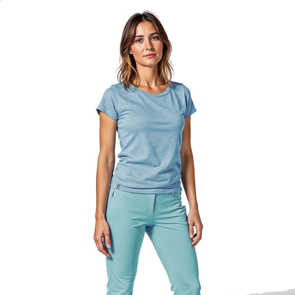 Frau trägt das Merino T-Shirt Damen 150g/m2, ideal für Outdoor-Abenteuer, kombiniert Komfort und Strapazierfähigkeit durch Corespun-Technologie, perfekt für Sport und Freizeit.