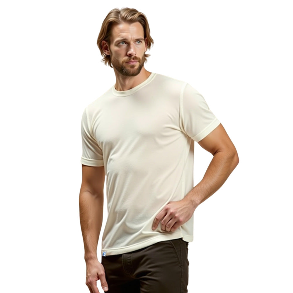Modell trägt Merino T-Shirt Herren 150 g/m2, ideal für Outdoor-Aktivitäten, bietet Komfort und Strapazierfähigkeit durch Corespun Merinowolle. Perfekte Passform betont durch seitliche Körperhaltung.