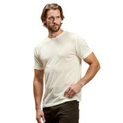 Modell trägt Merino T-Shirt Herren 150 g/m2, ideal für Outdoor-Aktivitäten, bietet Komfort und Strapazierfähigkeit durch Corespun Merinowolle. Perfekte Passform betont durch seitliche Körperhaltung.