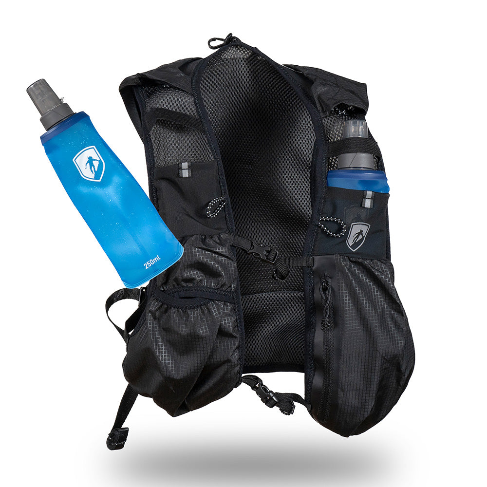 Laufweste Trail Pro 5 mit 2 Flaschen, aus leichtem, atmungsaktivem Nylon, mit verstellbaren Gurten und mehreren Taschen für effiziente Hydration und Aufbewahrung beim Laufen.