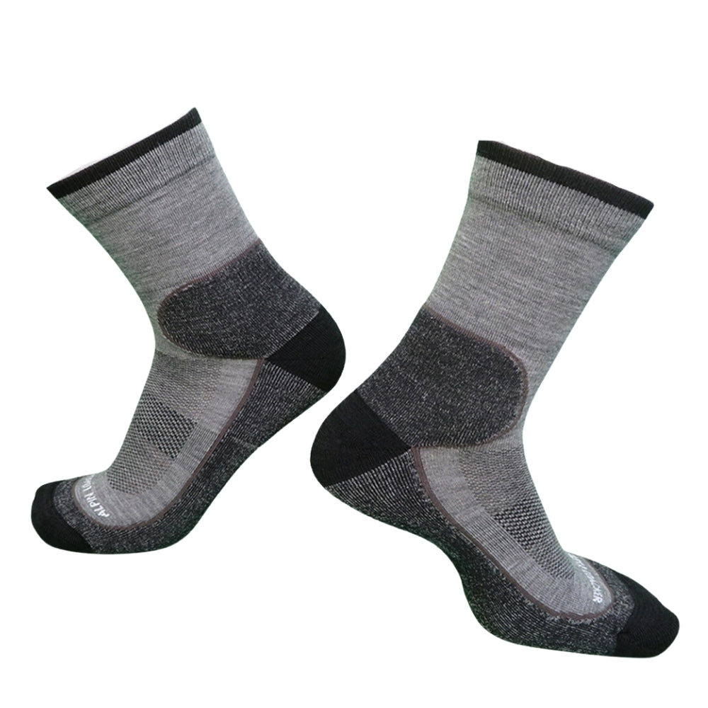 Leichte Merino Wandersocken Herren & Damen: Graue, gepolsterte Socken mit verstärkten Zonen, ideal für Outdoor-Aktivitäten, atmungsaktiv und temperaturregulierend für optimalen Komfort beim Wandern.