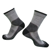 Leichte Merino Wandersocken Herren & Damen: Graue, gepolsterte Socken mit verstärkten Zonen, ideal für Outdoor-Aktivitäten, atmungsaktiv und temperaturregulierend für optimalen Komfort beim Wandern.