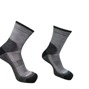 Leichte Merino Wandersocken Herren & Damen, ideal für Outdoor-Aktivitäten. Graue Mid-Calf-Socken mit verstärkten Fersen und Zehen, nahtloses Design, optimaler Komfort und Passform.