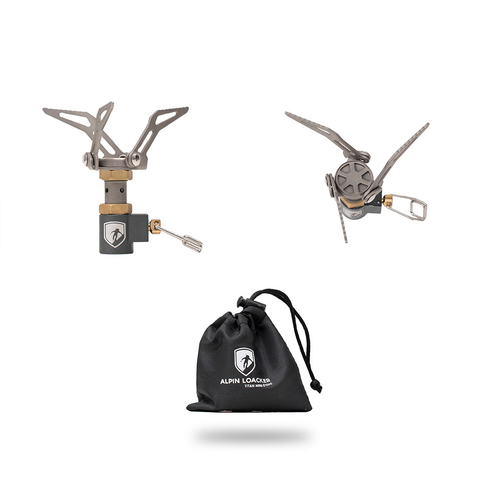 Ultraleichter Gaskocher aus Titan 45g von Alpin Loacker in drei Ansichten: seitlich, gefaltet und im Aufbewahrungsbeutel, ideal für Outdoor-Abenteuer und Trekking.