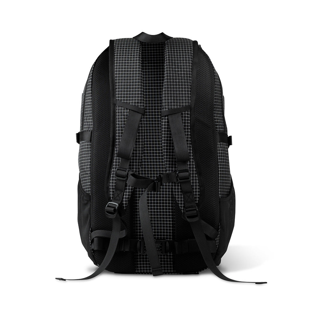 Rückansicht des leichter 30 L Allround Rucksack Wandern & Reisen mit gepolsterten Schultergurten, verstellbaren Brust- und Hüftgurten sowie mesh-gepolstertem Rückenpanel.