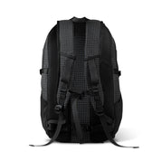 Rückansicht des leichter 30 L Allround Rucksack Wandern & Reisen mit gepolsterten Schultergurten, verstellbaren Brust- und Hüftgurten sowie mesh-gepolstertem Rückenpanel.