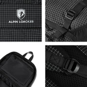 Detailaufnahmen des leichten 30 L Alpin Loacker Rucksacks für Wandern und Reisen, zeigen Logo, Gurtverschlüsse und Innenfächer mit Reißverschlusstasche und elastischen Organisatoren.