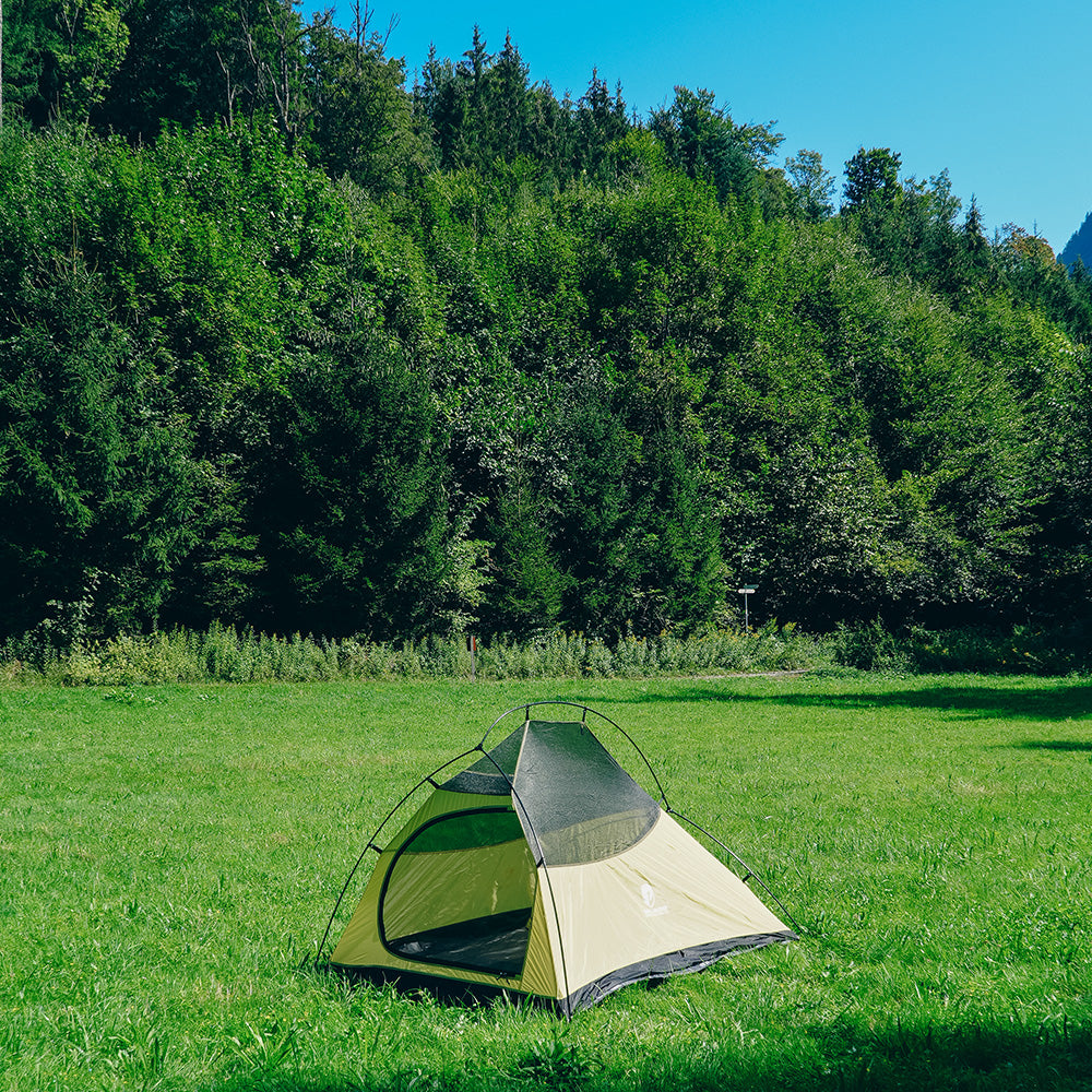 Cloud Pro Up 2 - 20D leichtes Zwei Mann Zelt in einer grünen Lichtung, ideal für ultraleichtes Camping, bietet robusten Schutz und einfachen Aufbau für Abenteurer.