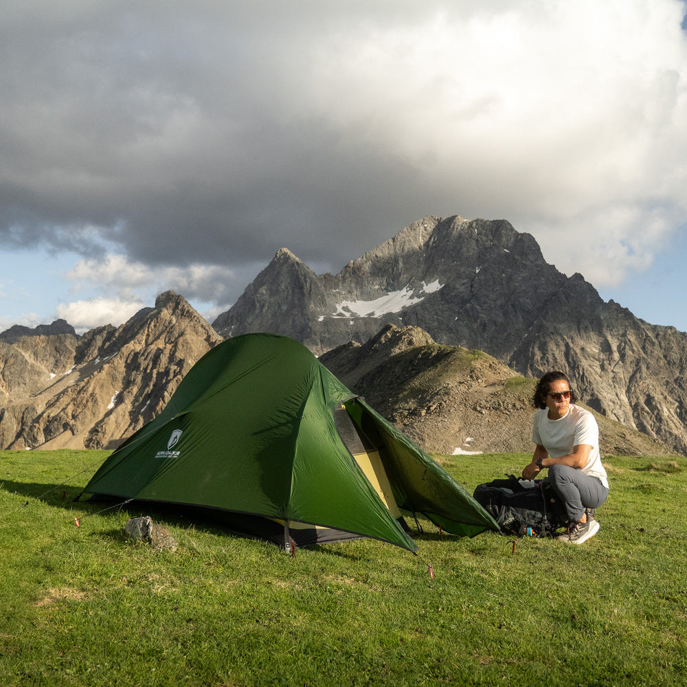 Cloud Up pro 1 - 20D Einmann Zelt in alpiner Landschaft mit Wanderer und Rucksack, perfekt für Solo-Abenteurer, bietet ultraleichten Schutz und Komfort.