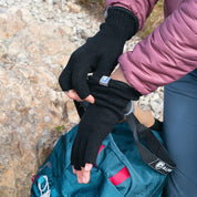 Hikerin mit Merino Handschuhe Damen & Herren, fingerlos, zieht die Klappe über die Finger. Ideal für Outdoor-Abenteuer, passend zu pinker Jacke und Trekkingausrüstung.