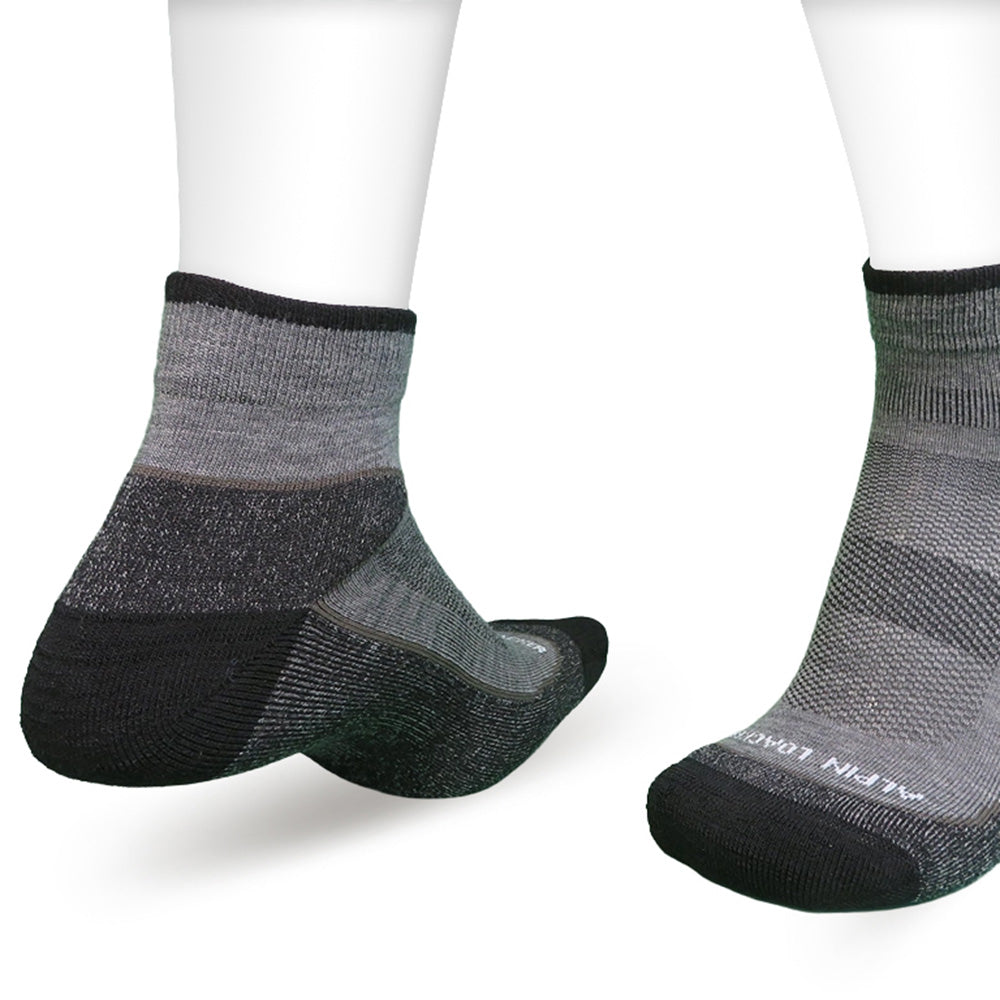 Leichte Merino Wandersocken Herren & Damen auf weißen Mannequinfüßen, ideal für Outdoor-Aktivitäten, bieten hervorragenden Komfort und Passform durch nahtloses Design und Merinowolle.