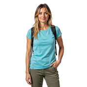 Frau trägt Merino T-Shirt Damen 150g/m2, ideal für Outdoor-Aktivitäten, kombiniert Komfort und Haltbarkeit durch Corespun Merinowolle, passend für Freizeit und Sport.