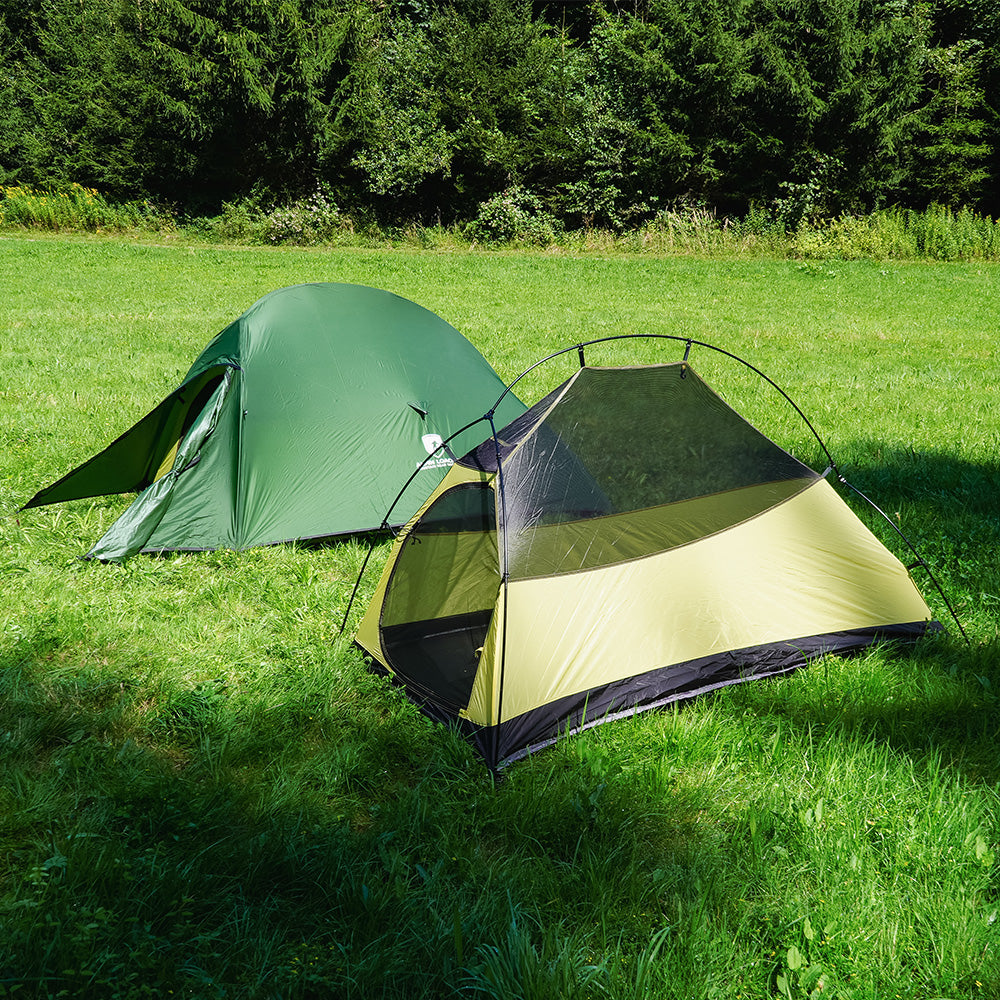 Cloud Up pro 1 - 20D Einmann Zelt im Wald, leicht und strapazierfähig, perfekt für Solo-Abenteurer. Zwei Zelte in einer Waldlichtung, Outdoor-Erlebnis pur.