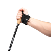 Hand greift den Korkgriff eines Alpin Loacker Teleskop Nordic Walking Stocks mit verstellbarer Länge, robustem Aluminium und ergonomischem Design für komfortables Wandern.