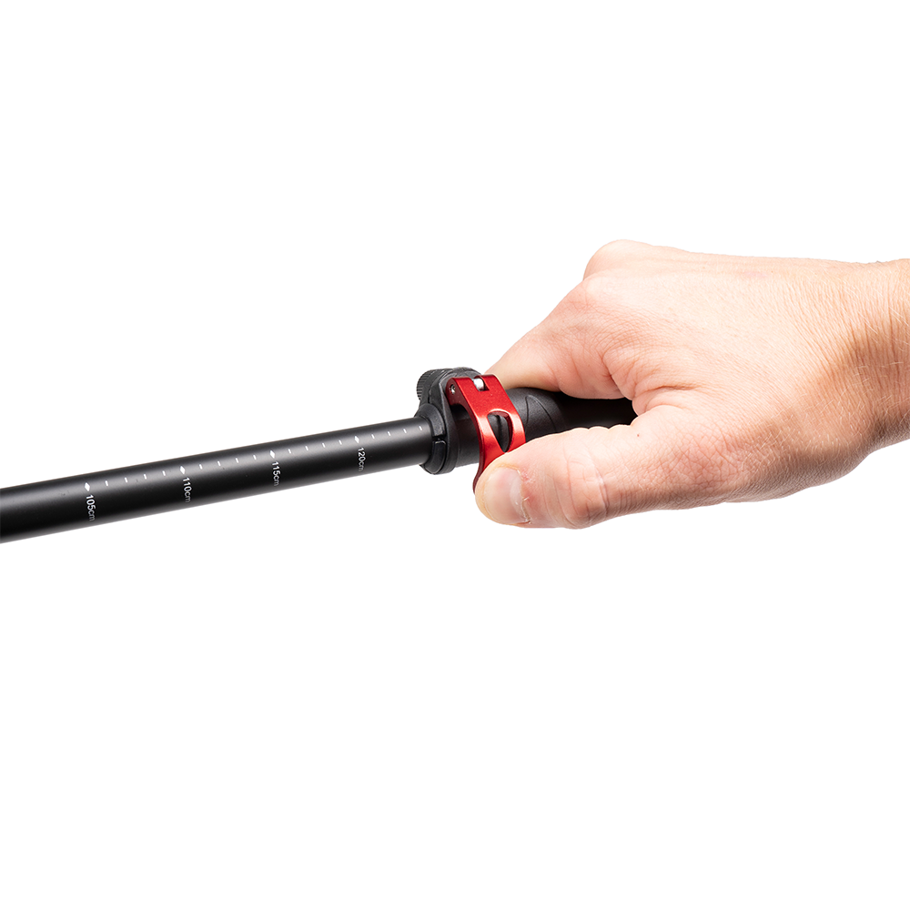 Nahaufnahme einer Hand, die den Teleskop Nordic Walking Stock aus Aluminium von Alpin Loacker hält, mit sichtbarer roter Klemmverschluss und Zentimeter-Markierungen.