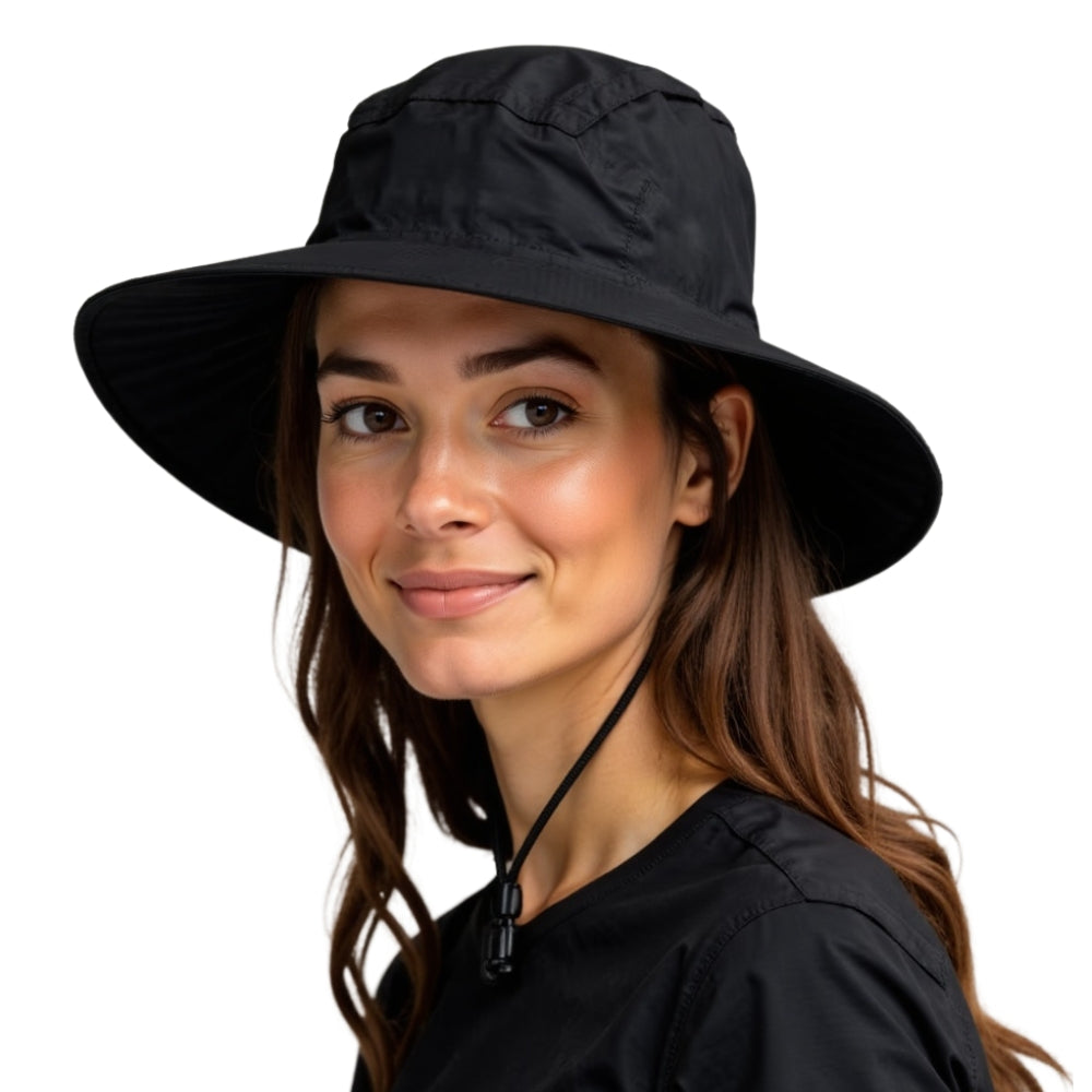 Junge Frau mit leichtem Regenhut, Alpin Loacker, aus 100% recyceltem Polyester, wasser- und atmungsaktiv, ideal für Outdoor-Aktivitäten.