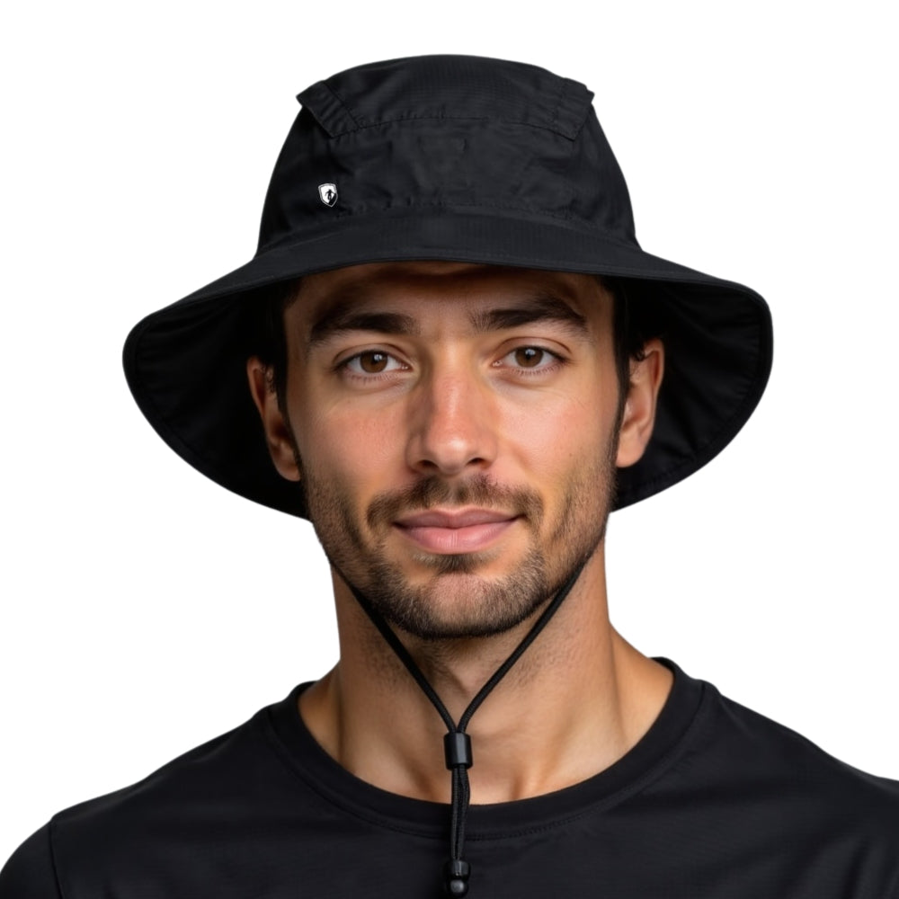 Junger Mann trägt den leichten Regenhut von Alpin Loacker, ideal für Outdoor-Aktivitäten, aus 100% recyceltem Polyester, mit Kinnriemen und wasserdichtem, atmungsaktivem Material.