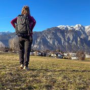 Wanderer mit Alpin Loacker 30L Rucksack in alpiner Landschaft, zeigt dessen Vielseitigkeit und Robustheit für Outdoor-Abenteuer.