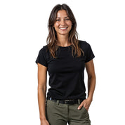 Frau in 100% Merino T-Shirt Damen 180g/m2, ideal für Outdoor-Aktivitäten, zeigt entspannten, stilvollen Look mit Fokus auf Komfort und Funktionalität.
