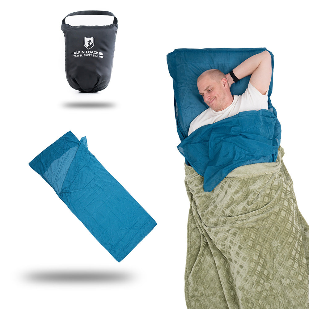 Ultraleichter Seiden Mix Reiseschlafsack: kompakter blauer Liner, im Etui verstaut und von Mann genutzt, ideal für Trekking und Reisen, mit Kissenfach.