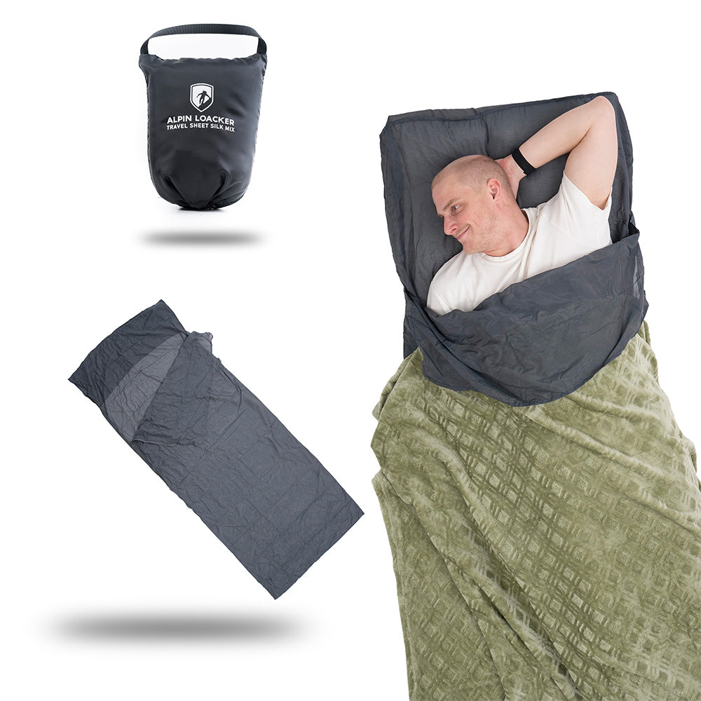 Ultraleichter Seiden Mix Reiseschlafsack und Hüttenschlafsack, kompakt mit Packsack, zeigt grauen Liner flach und teilweiser Nutzung, ideal für Reisen und Camping.