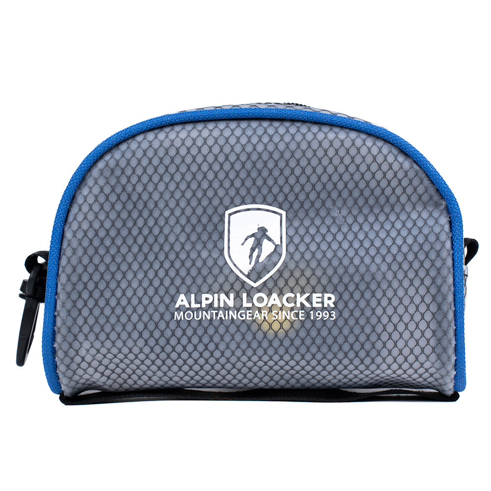 Kleine, graue Tasche mit Alpin Loacker-Logo, ideal zur Aufbewahrung der Spikes für Schuhe, die für sicheren Halt auf Eis und Schnee sorgen.
