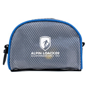 Kleine, graue Tasche mit Alpin Loacker-Logo, ideal zur Aufbewahrung der Spikes für Schuhe, die für sicheren Halt auf Eis und Schnee sorgen.