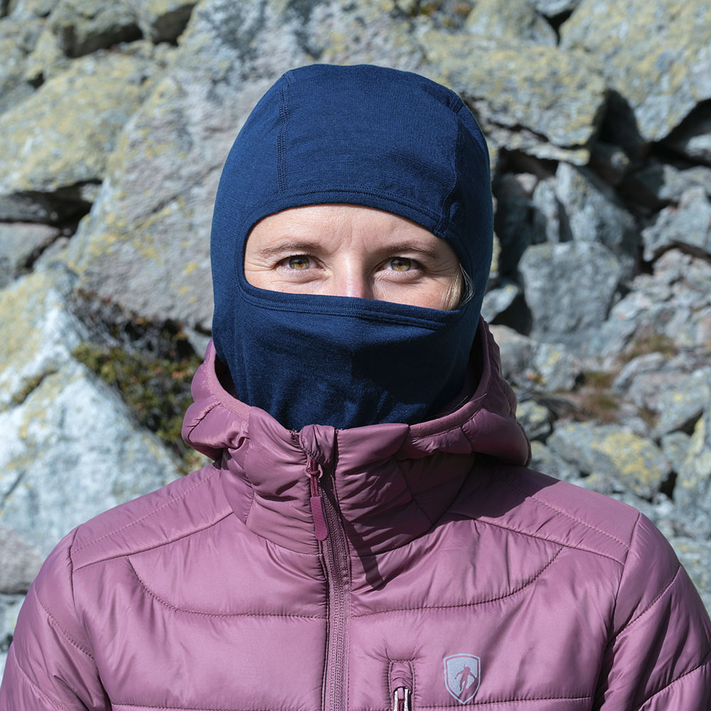 Person trägt Merino Sturmhaube und Skimaske Herren & Damen für optimalen Kälteschutz, kombiniert mit einer isolierenden, ergonomischen Passform, ideal für Outdoor-Aktivitäten.