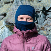 Person trägt Merino Sturmhaube und Skimaske Herren & Damen für optimalen Kälteschutz, kombiniert mit einer isolierenden, ergonomischen Passform, ideal für Outdoor-Aktivitäten.