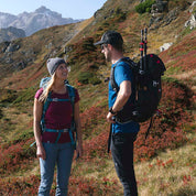 Zwei Wanderer auf Bergtour mit dem 35-Liter Wanderrucksack Herren & Damen von Alpin Loacker, ausgestattet mit Trekkingstöcken und funktionalem Design für Outdoor-Abenteuer.