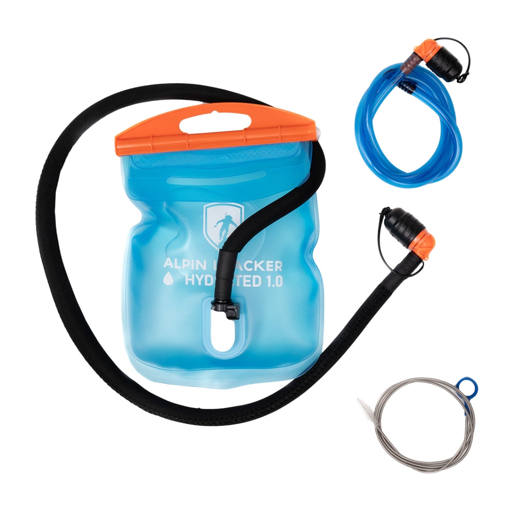 Trinkblase für Sommer + Winter: Flexibler blauer Wasserbehälter mit orangefarbenem Verschluss, zwei Trinkschläuchen und silbernem Befestigungsring, ideal für Outdoor-Aktivitäten.