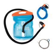 Trinkblase für Sommer + Winter: Flexibler blauer Wasserbehälter mit orangefarbenem Verschluss, zwei Trinkschläuchen und silbernem Befestigungsring, ideal für Outdoor-Aktivitäten.