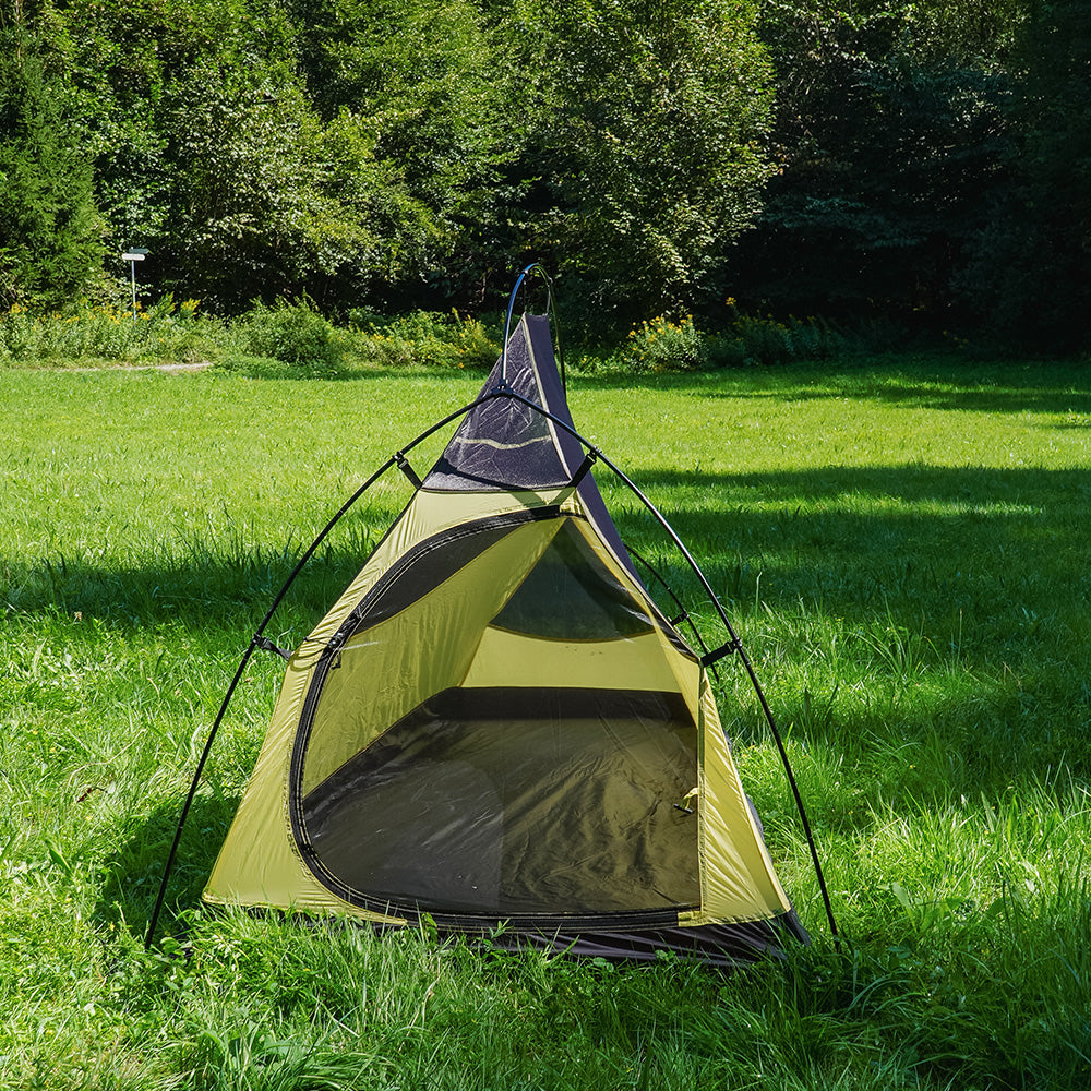 Cloud Up pro 1 - 20D Einmann Zelt auf Wiese am Waldrand, ideal für Solo-Abenteurer, bietet leichten Aufbau, Schutz und Komfort beim Ultraleicht-Camping.