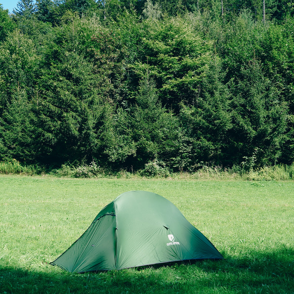 Alpin Loacker Cloud Pro Up 2 - 20D leichtes Zwei Mann Zelt auf einer Waldlichtung, ideal für ultraleichtes Camping und Outdoor-Abenteuer, robust und einfach aufzubauen.