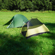 Cloud Pro Up 2 - 20D leichtes Zwei Mann Zelt in einem grasigen Waldlichtung, ideal für ultraleichte Abenteuer mit robustem, wetterfestem Design und einfacher Montage.