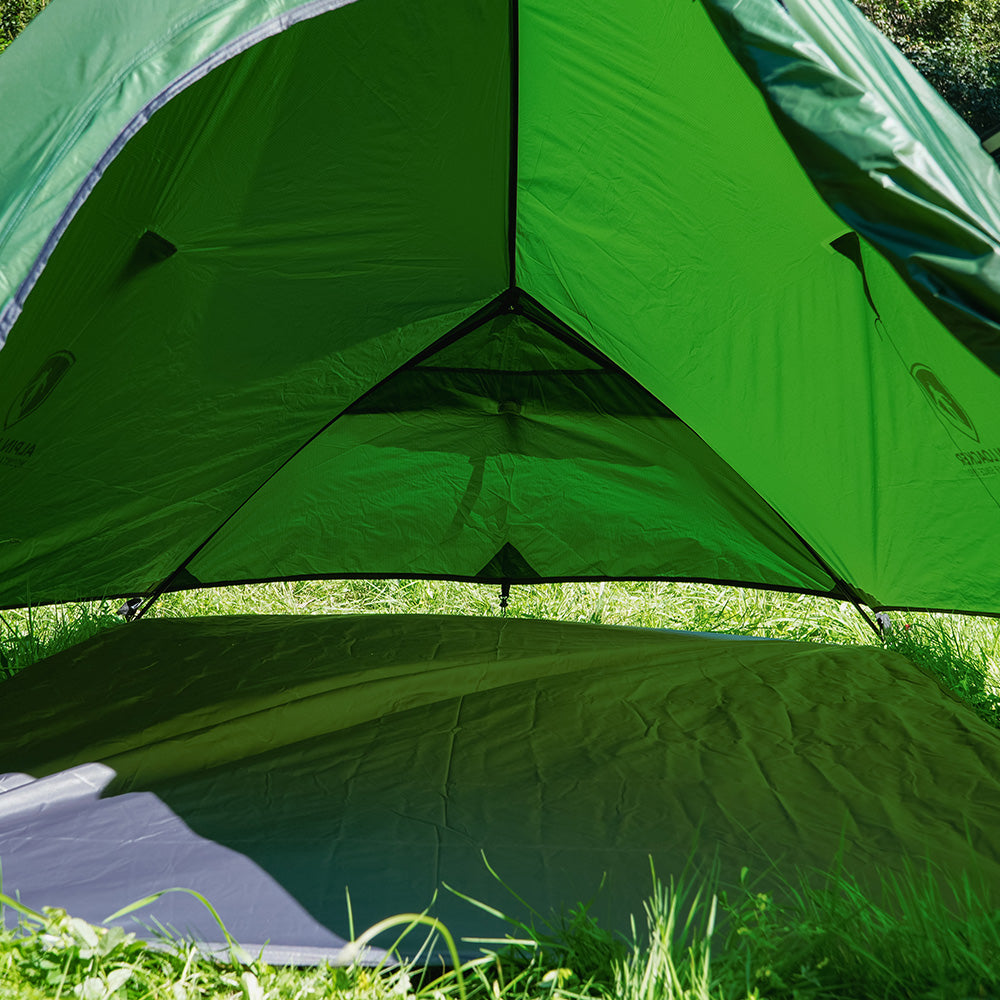 Cloud Pro Up 2 - 20D leichtes Zwei Mann Zelt, auf Gras aufgebaut, zeigt Innenansicht mit Bodenplane und halb geöffnetem Eingang, ideal für ultraleichtes Camping-Abenteuer.