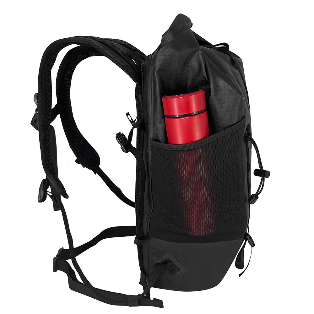 Leichter Rucksack wasserdicht von der Seite mit rotem Thermosbecher in der Seitentasche, verstellbaren Schultergurten und robustem Design für Outdoor-Abenteuer.