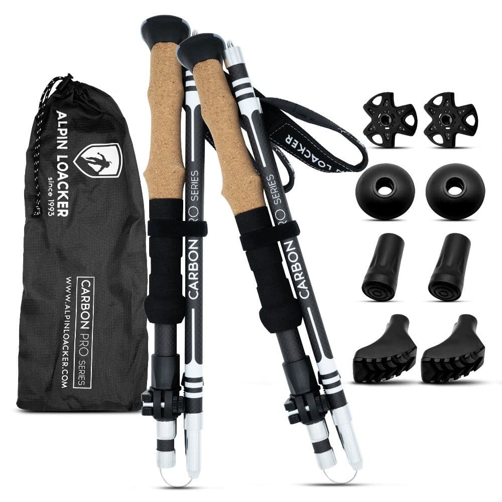 Faltbare Wanderstöcke aus Carbon mit Korkgriffen, verstellbaren Abschnitten, und umfangreichem Zubehör wie Gummispitzen, Schneetellern und Tragetasche, ideal für Outdoor-Aktivitäten.