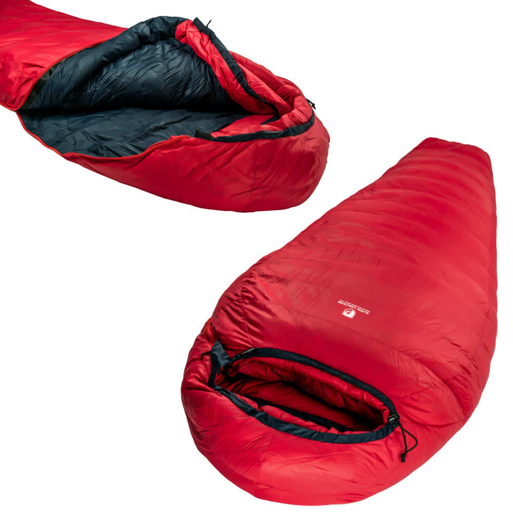 Zwei rote Down Pro 4 Jahreszeiten Schlafsäcke, einer geöffnet mit dunklem Innenfutter, der andere geschlossen. Ideal für Outdoor-Abenteuer bei kalten Temperaturen.