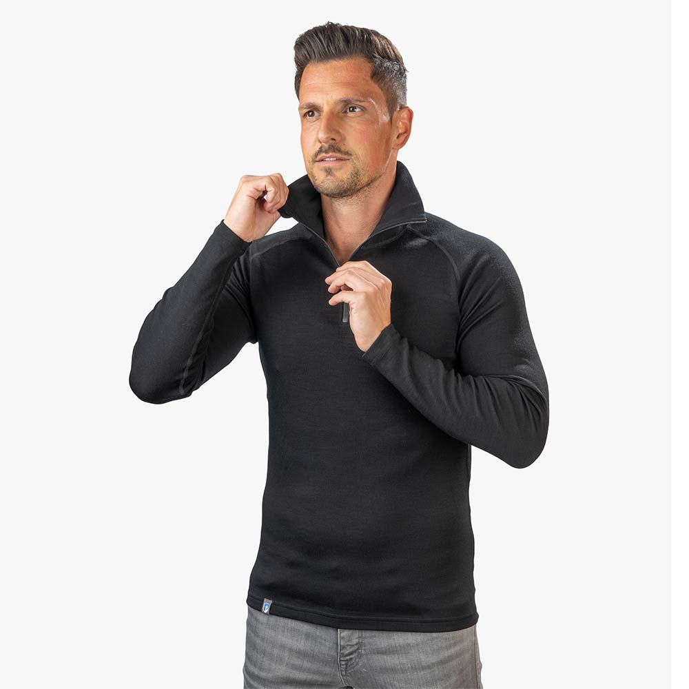 m² aus 100% Merinowolle, ideal für Outdoor-Aktivitäten, zeigt Funktionalität und Komfort durch praktischen Viertelreißverschluss.