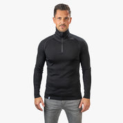 Modell trägt Merino Langarmshirt mit Zip Herren 230 g/m² aus 100% Merinowolle, ideal für Outdoor-Aktivitäten und Reisen, langlebig und komfortabel.