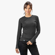 Frau trägt das Merino Langarm Shirt Damen 230 g/m2, ideal für Outdoor-Aktivitäten, aus 100% Merinowolle, sorgt für Komfort und Temperaturregulierung.