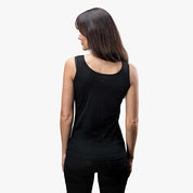 Person von hinten in schwarzem, figurbetontem Merino Tank Top Damen 150g/m2, ideal für Outdoor-Aktivitäten, mit geruchsneutraler, temperaturregulierender Merinowolle und CORESPUN-Technologie.