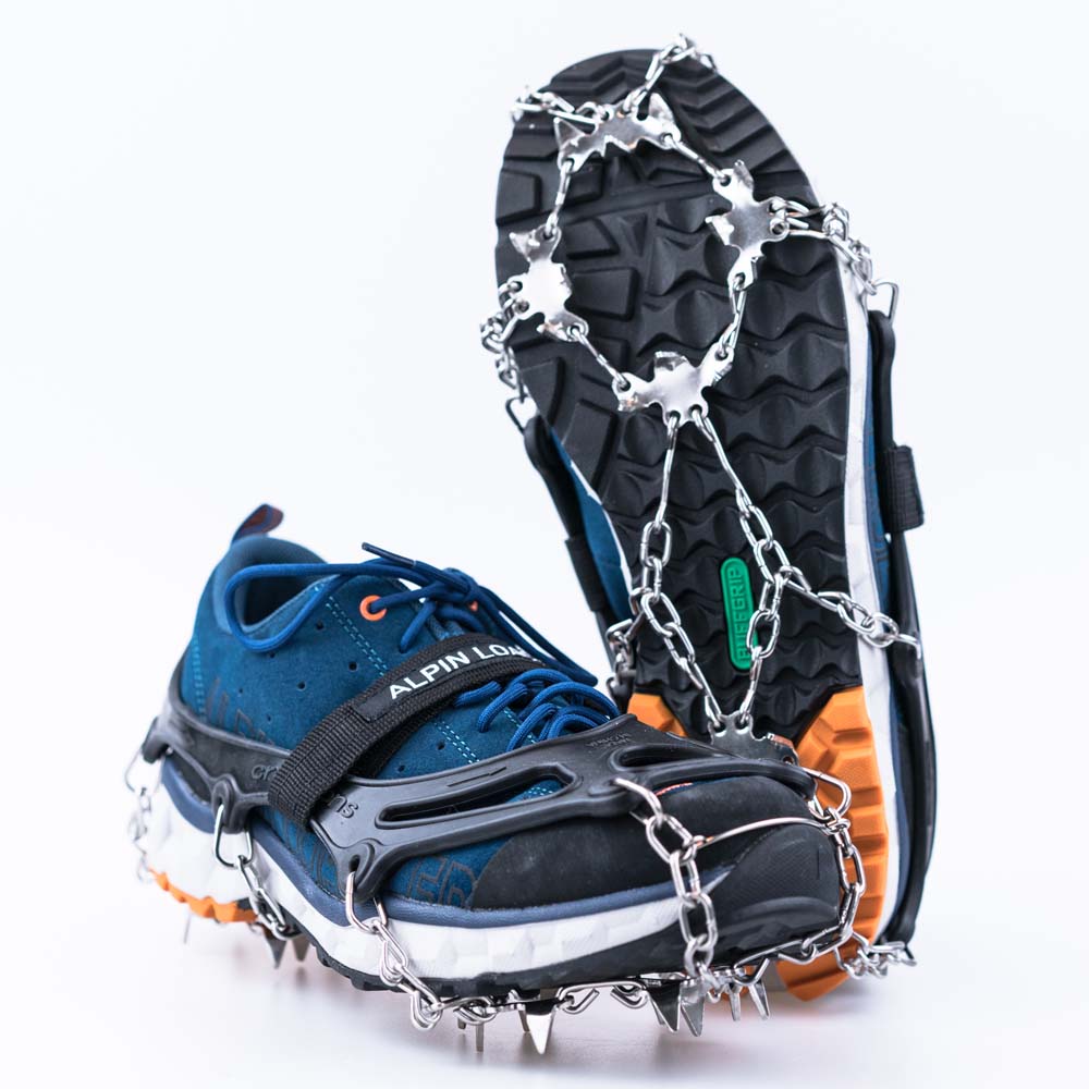Chain Pro 18 Grödel an Trail-Schuhen mit abnehmbaren Microspikes, 18 Edelstahl-Spikes für sicheren Halt auf Schnee und Eis. Ideal für Winterwanderungen und Trekking.