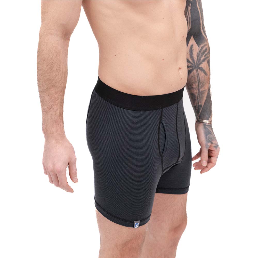 m2, dunkle Mid-Length Boxer-Briefs mit Logo-Tag, ideal für Outdoor-Aktivitäten, sportliche und tägliche Nutzung.
