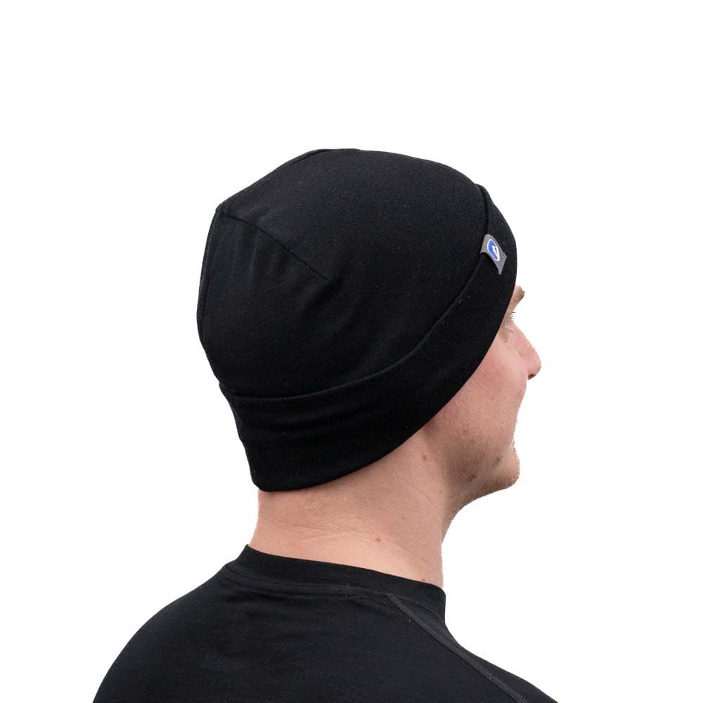 Profil einer Person mit schwarzer Merino Mütze Herren & Damen 230g/m2 aus 100% feiner Merinowolle, ideal für ganzjährigen Schutz und Komfort.