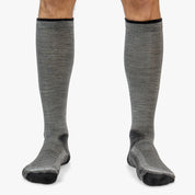 Hohe Merino Ski Socken Herren & Damen: Kniehohe graue Socken mit verstärkter Spitze und Ferse, ideal für Skiausflüge, aus Merinowollmischung für Komfort und Leistung.